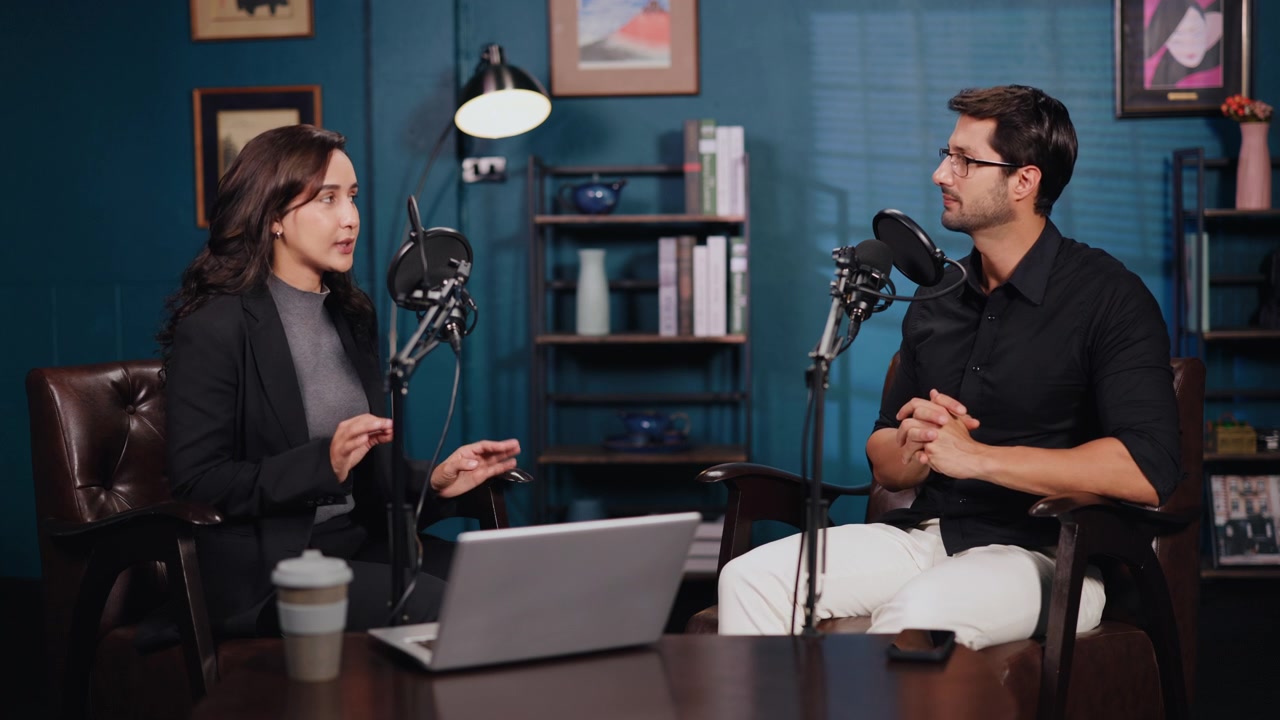 Due professionisti che registrano un podcast in uno studio.