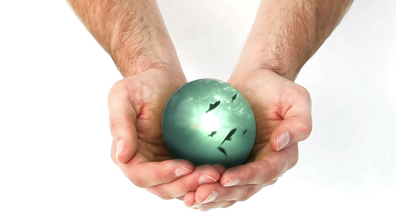 esfera girando en las manos de un hombre