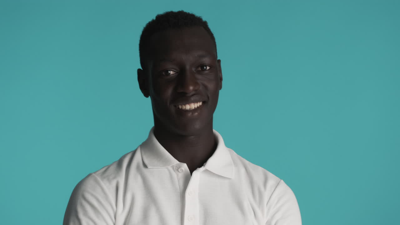 homem afro-americano em fundo azul.