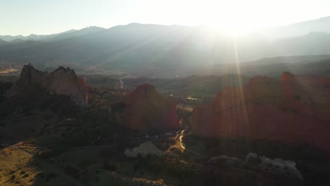 Jardín-De-Los-Dioses-Colorado-Puesta-De-Sol-Montaña-Toma-Aérea-4k