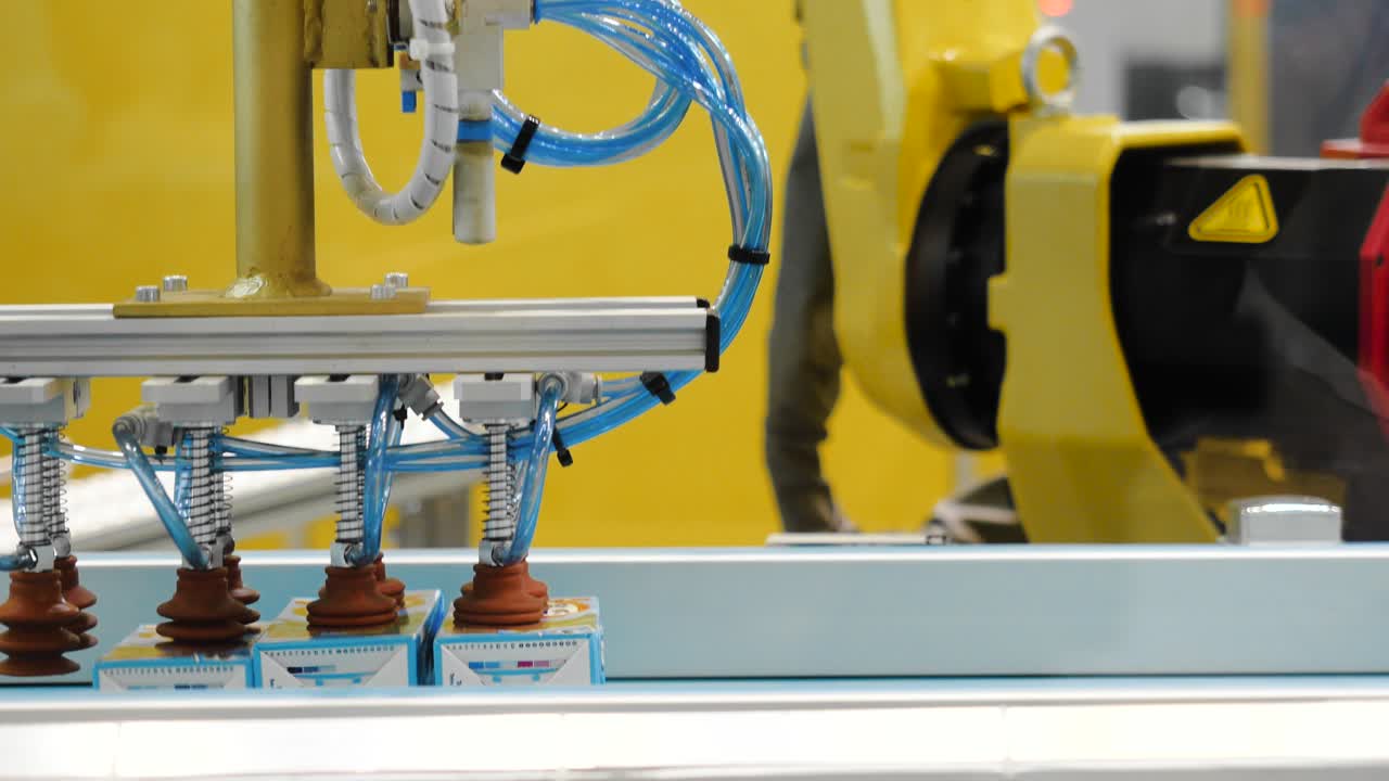 Automated Packaging Line with Robotic Arm