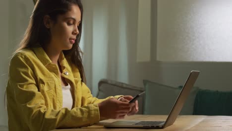 mujer caucásica usando su teléfono