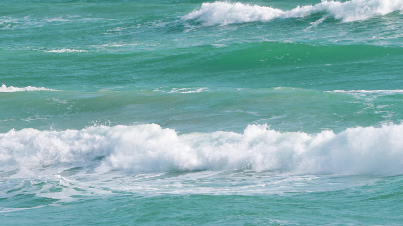 에메랄드색 바다의 파도가 형성되고 깨지는 것은 열대지방의 은 날에 굴러가는 동안  거품을 만니다.