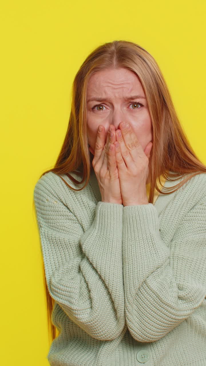 asustada temerosa deprimida mujer que sufre fobia trastorno de ansiedad expresa miedo estrés pánico