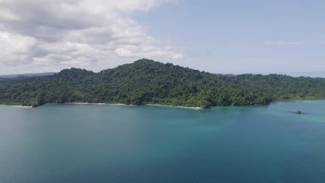 Isla-Coiba,-Panamá,-Rodeada-De-Aguas-Cristalinas-Y-Exuberante-Vegetación,-Vista-Aérea