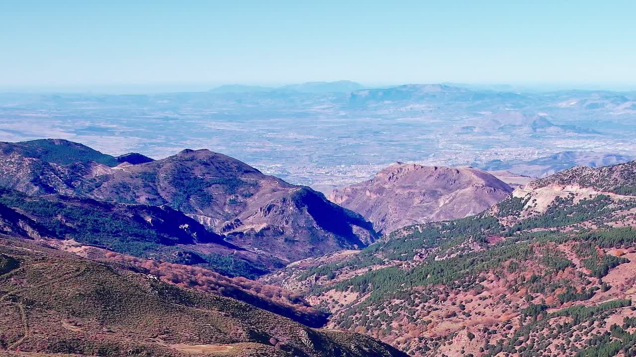 スペイン、グラナダの山々と谷をクリアな視界で捉えました。