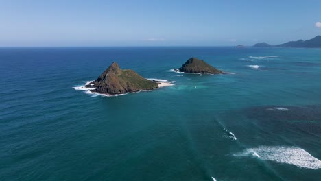 hermosas islas mokulua hawaianas frente a la playa lanikai en oahu, vista aérea 4k