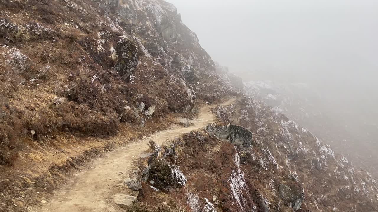이른 아침 짙은 안개 속에서 네팔 히말라야 산맥의 흙길