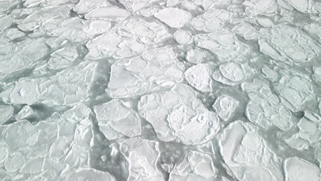 cubierta de hielo en el océano en perce, quebec durante el invierno