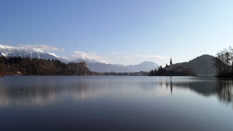 Hermoso-Video-De-Lapso-De-Tiempo-De-Eslovenia,-Lago-Bled-Y-Los-Alpes-Nevados-En-El-Fondo