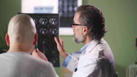 el médico discutiendo la radiografía con el paciente