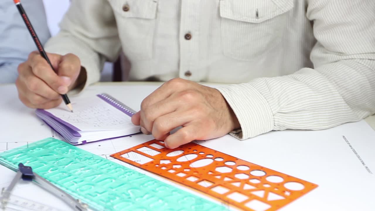 arquitecto trabajando en el dibujo del proyecto