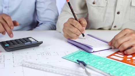 arquitecto trabajando en el dibujo del proyecto