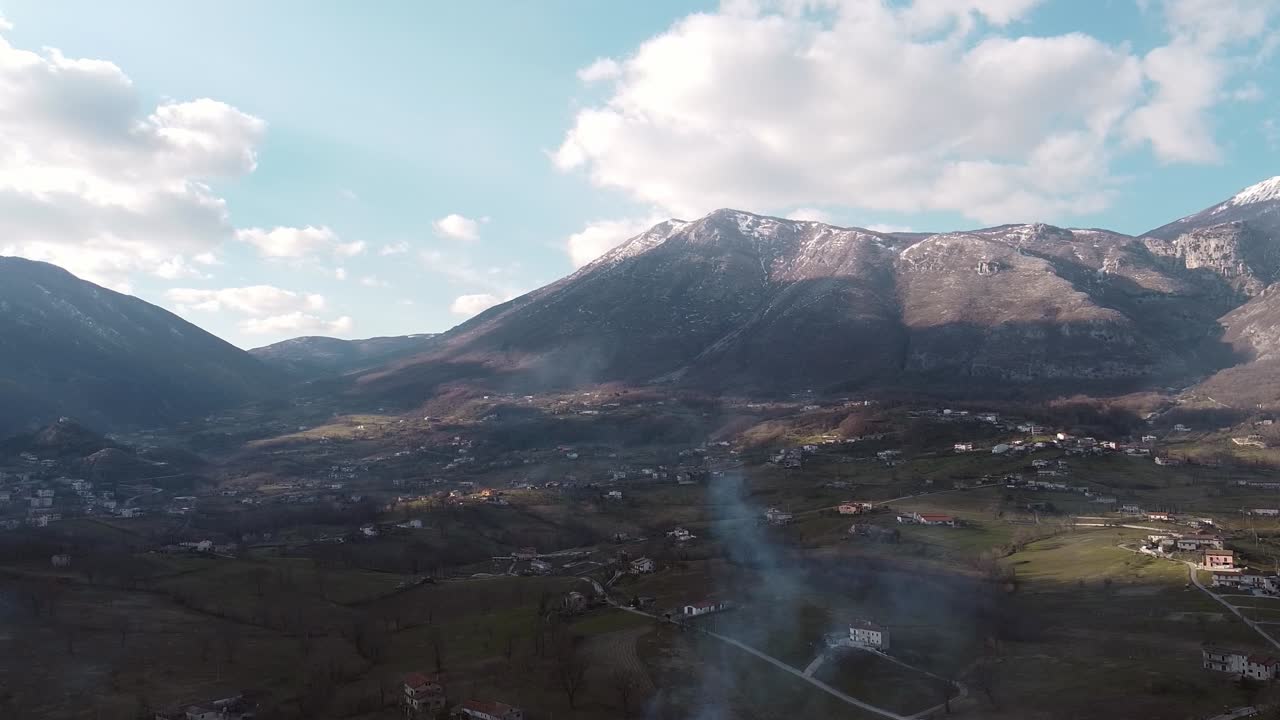 vista aérea del paisaje sobre los pueblos de montaña, en una tarde soleada, en italia