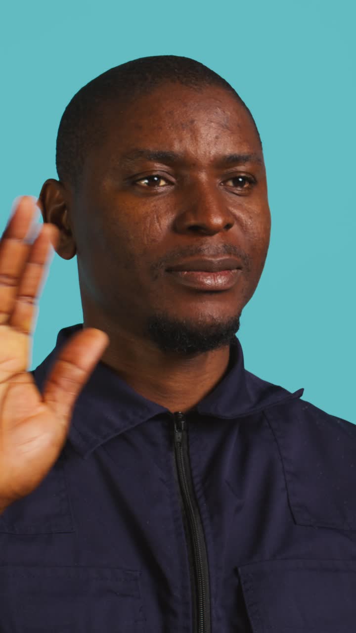 Mavi Arka Planda Eliyle Dur İşareti Yapan Afrikalı Adam