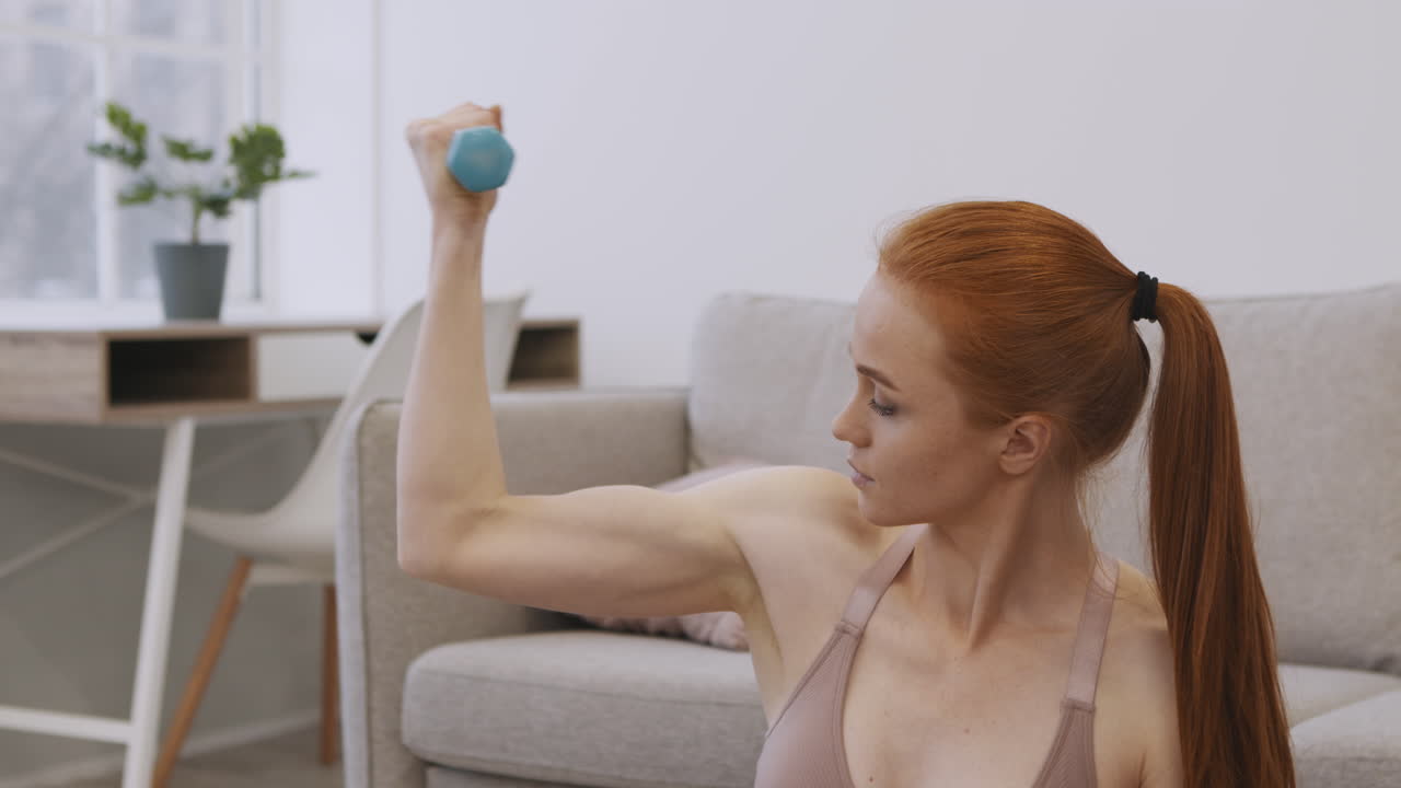 mujer trabajando en casa con pesas