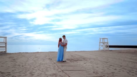 Pareja-Besándose-En-La-Playa.-Pareja-Embarazada-En-La-Playa-Del-Mar