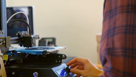 mecánico usando la máquina de matriz en la mesa 4k