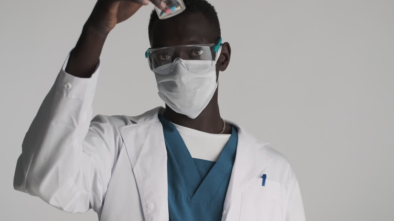 афроамериканский доктор на сером фоне.