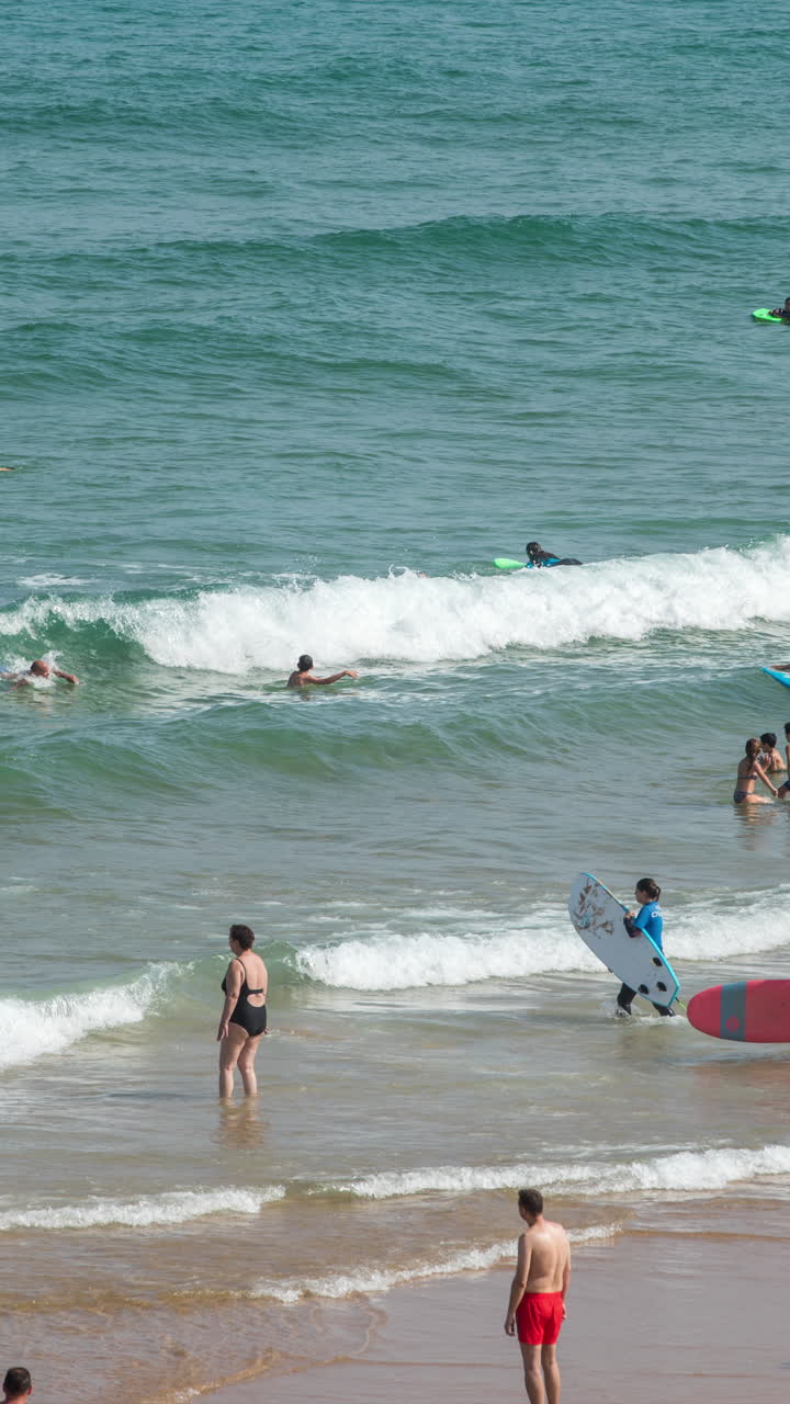playa abarrotada, en galicia, españa en el verano en vertical