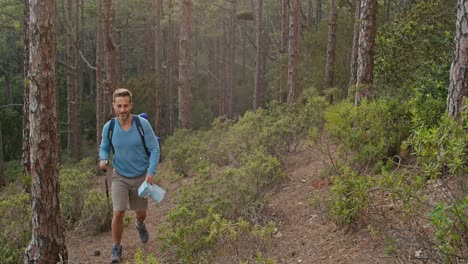 Männlicher-Wanderer,-Der-Im-Wald-Spaziert