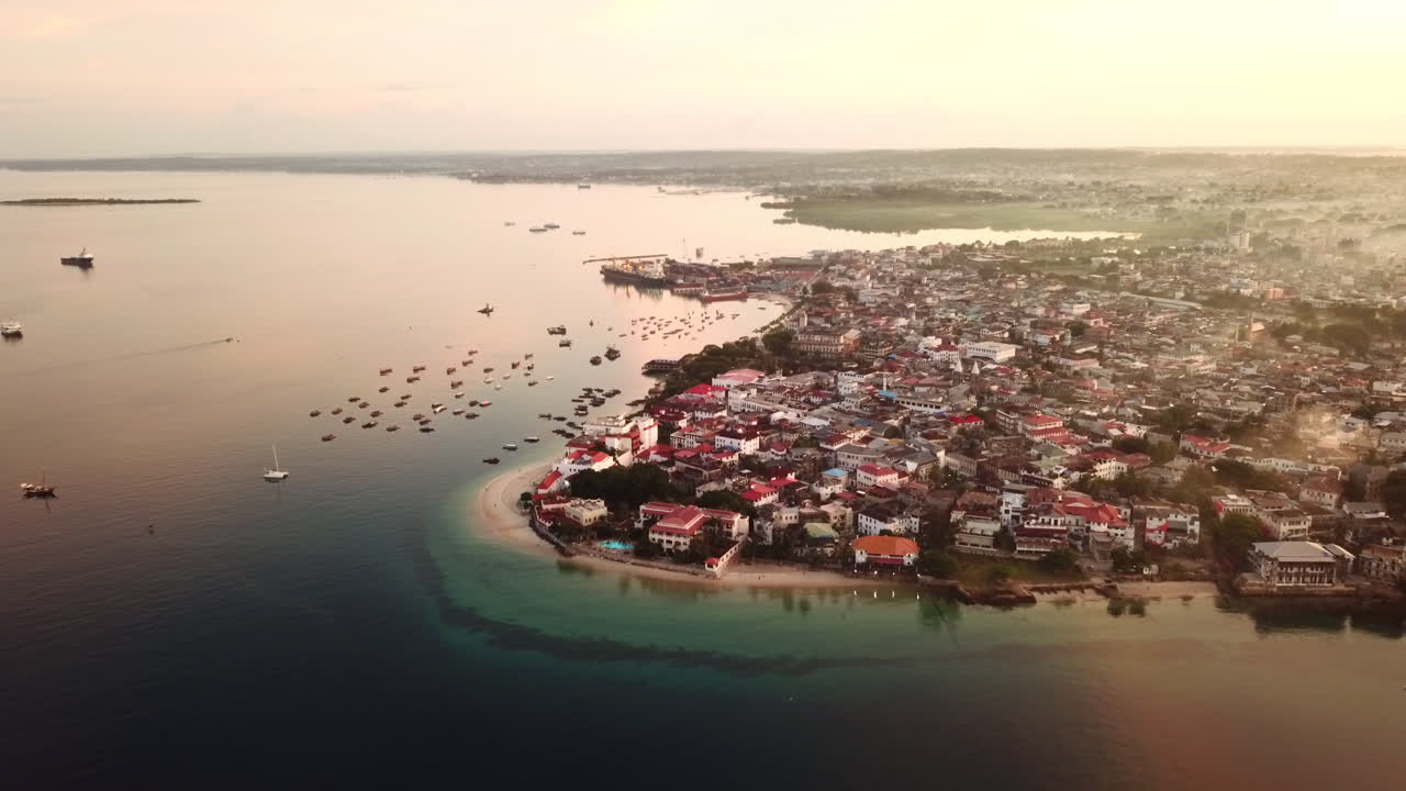 vista aérea de una ciudad costera al amanecer o al atardecer en áfrica