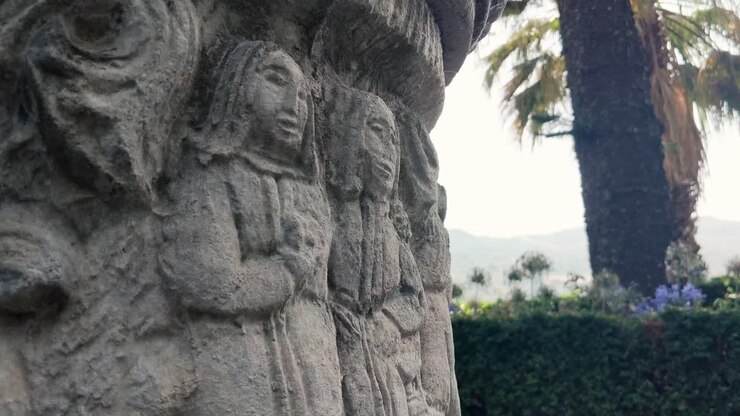 Pozzo scolpito in un giardino tradizionale spagnolo
