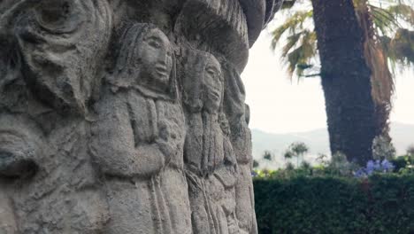 bien tallado en un jardín español tradicional