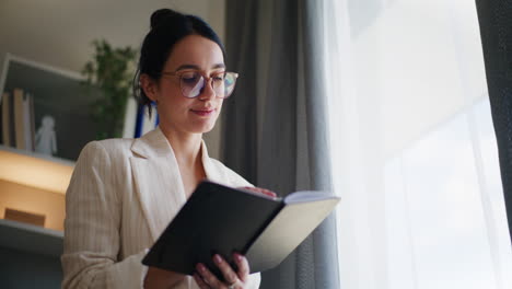 Glückliche-Frau-Auf-Der-Suche-Nach-Inspiration-Durch-Fenster