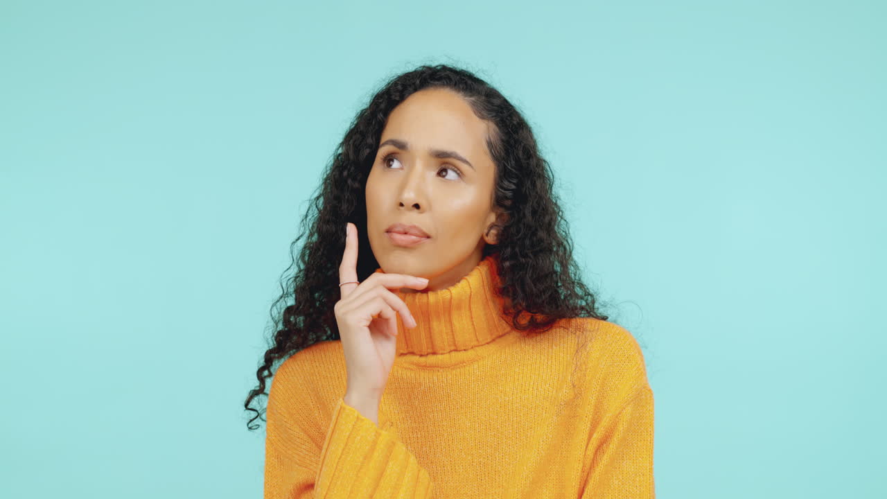 mujer negra, pensando y sorprendido con la idea