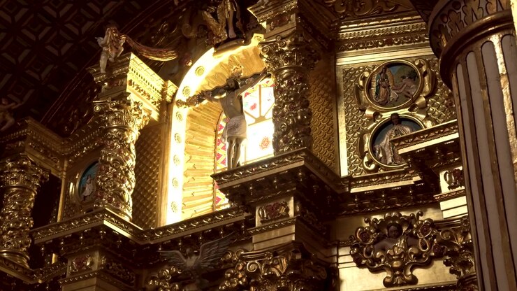 Statua di Gesù Cristo e vetrate colorate alle sue spalle nella cattedrale cattolica di Oaxaca, Messico, ripresa panoramica verso sinistra