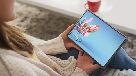 mujer caucásica usando una tableta en casa para comprar en línea, cámara lenta