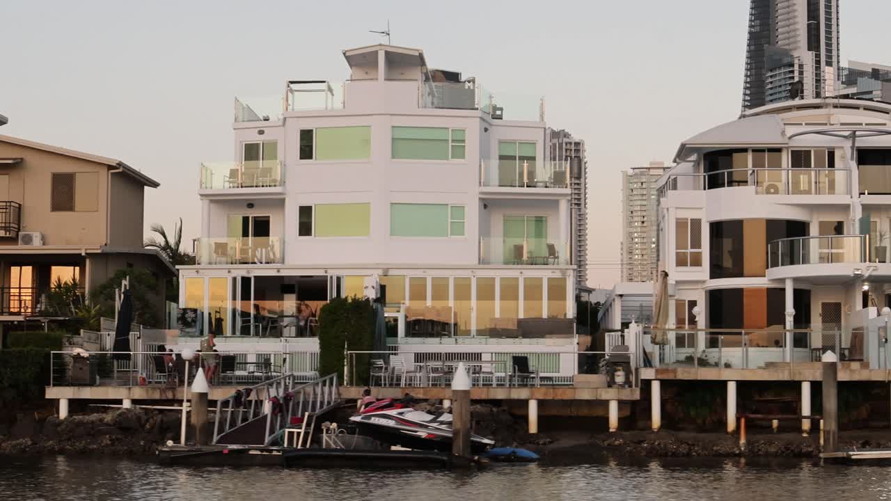 현대적인 해안가 주택 뒤에 있는 해가 지는 모습