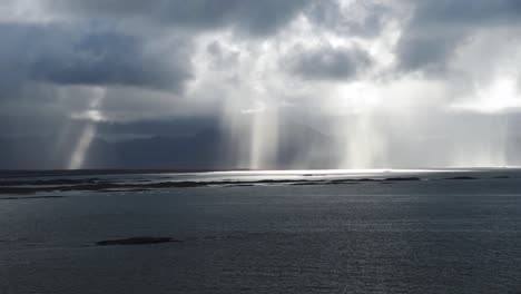 Rayos-De-Sol-Y-Lluvias-De-Un-Cielo-Dramático-En-La-Distancia-Sobre-El-Mar