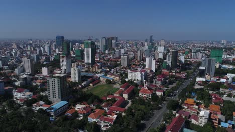 drone sobre antena de ciudad asiática