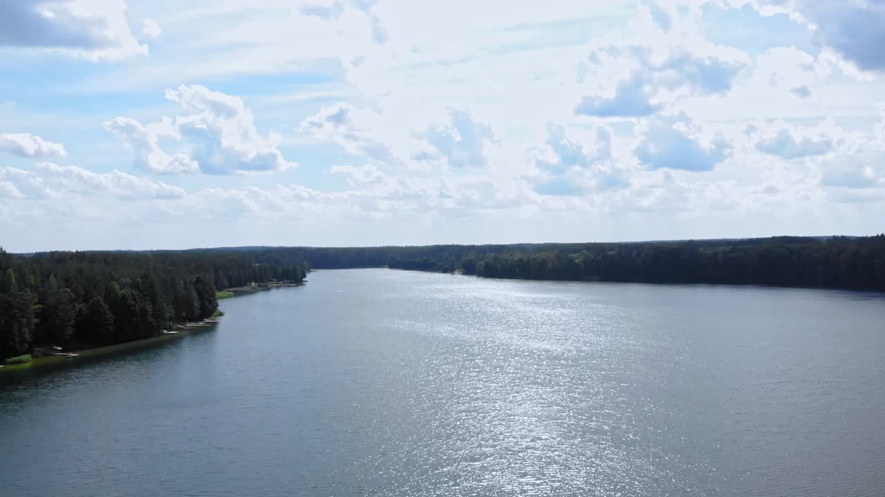 폴란드 포메라니아 보이보디시 카스부비의 보로비 무린에 있는 제지오로 기아즈디 호수의 고도 승강장