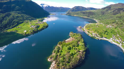 la hermosa naturaleza de noruega, volando sobre el fiordo de sogne.