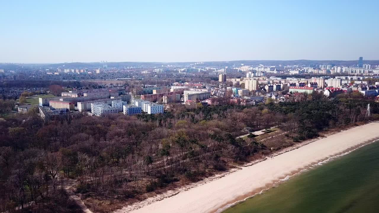 Flygfoto över Gdańskbukten, stadens flygpanorama från havssidan.