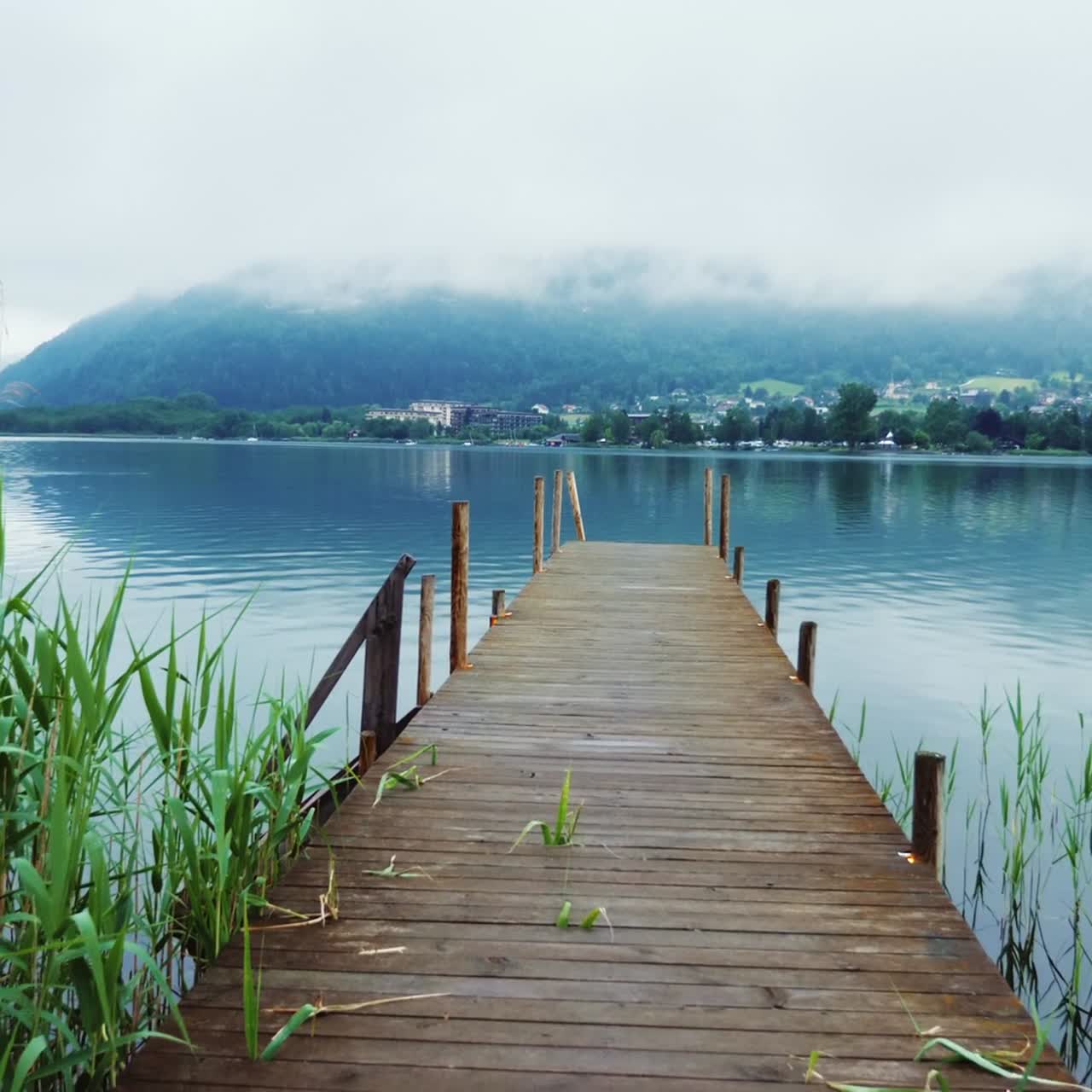 viejo muelle de madera en un pintoresco lago de montaña en los alpes en austria