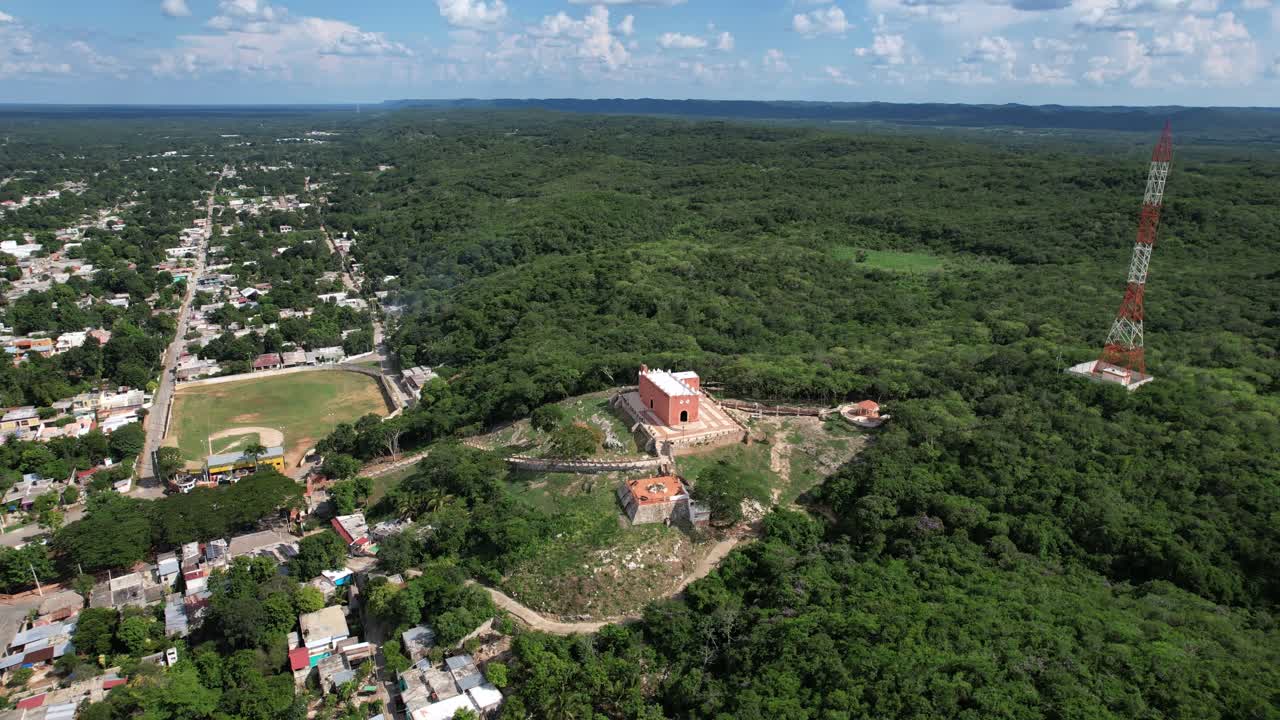tomada de un dron de rotación de la ermita de tekax en yucatán, méxico