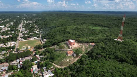 tomada de un dron de rotación de la ermita de tekax en yucatán, méxico