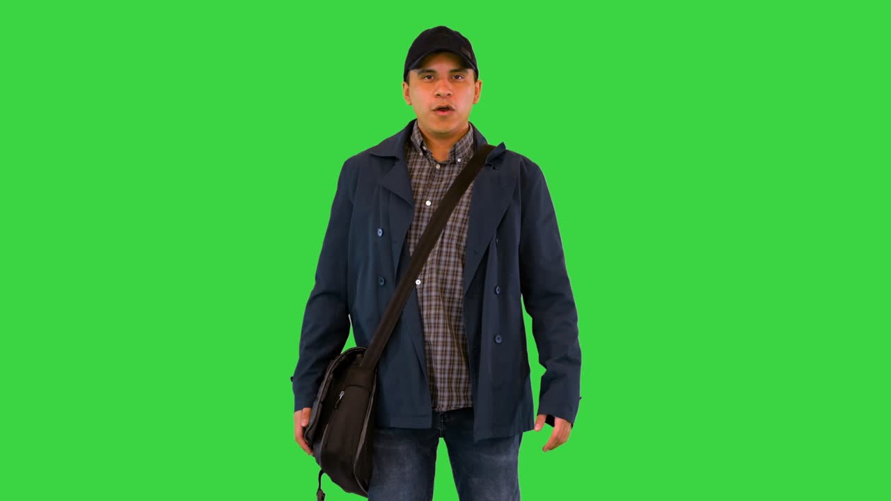 mensajero latino feliz dando sobre postal con carta o documentos al destinatario en la dirección de entrega en una pantalla verde, llave de croma