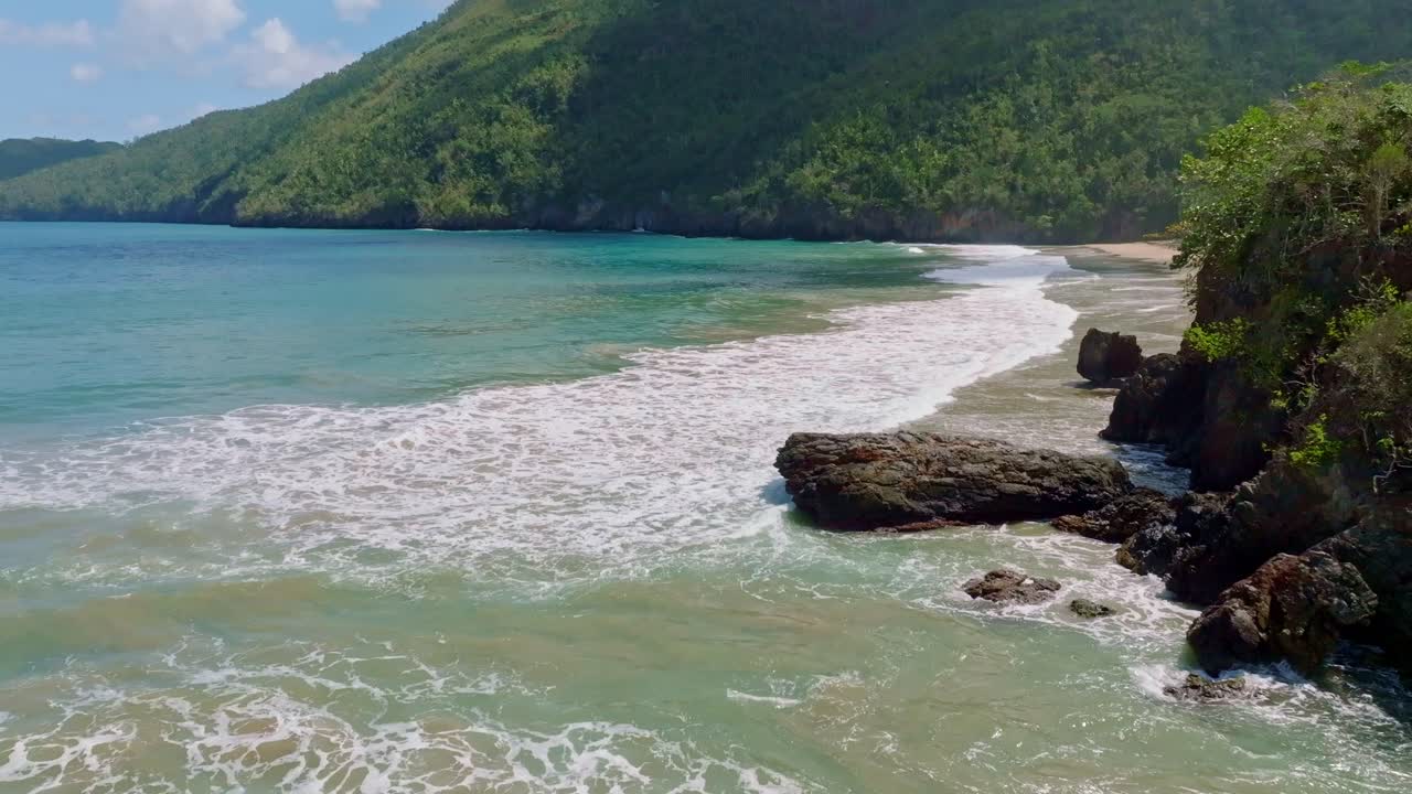 Vagues déferlantes sur la plage El Valle à Samana, République dominicaine - vue par drone