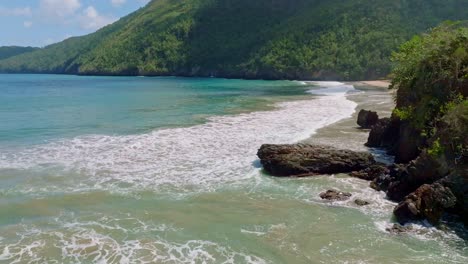 Rompiendo-Olas-En-La-Playa-El-Valle-En-Samaná,-República-Dominicana--Vista-De-Drones