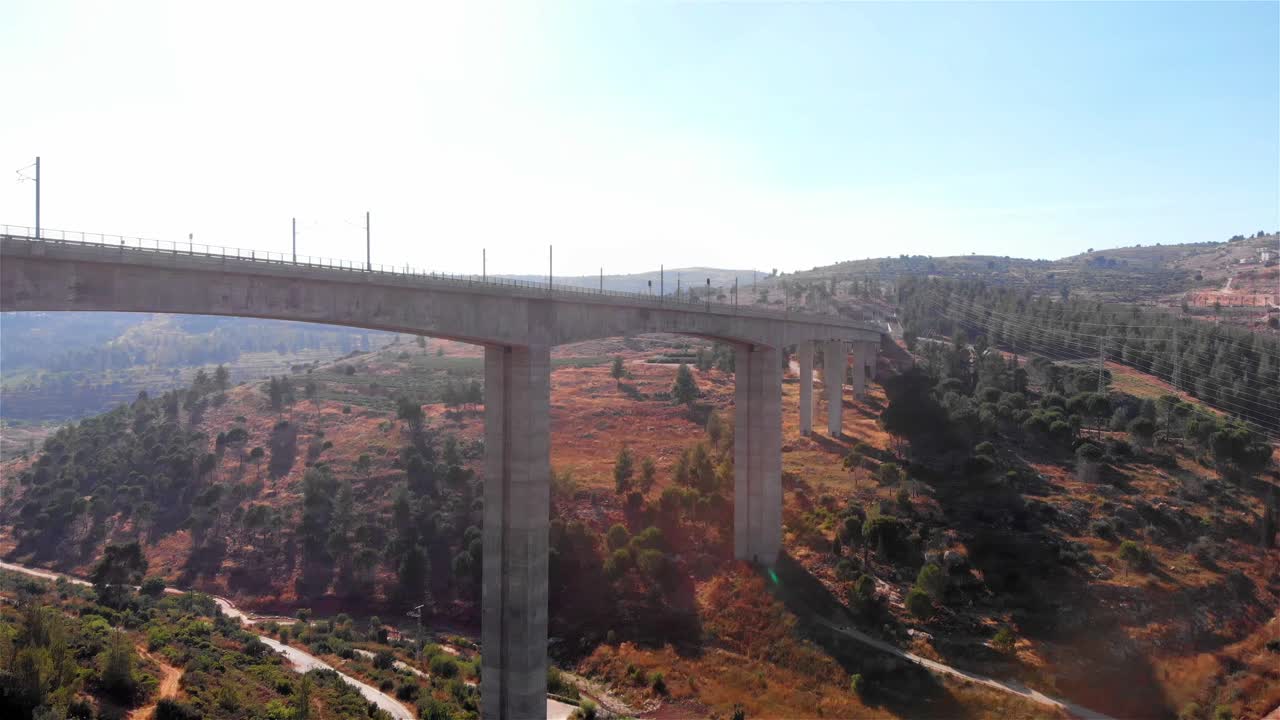 vista aérea de un puente de carretera de montaña
