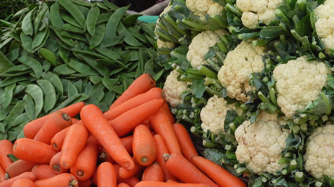 Esposizione di verdure fresche al mercato