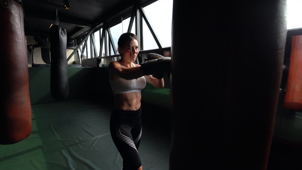 mujer entrenando boxeo en el gimnasio