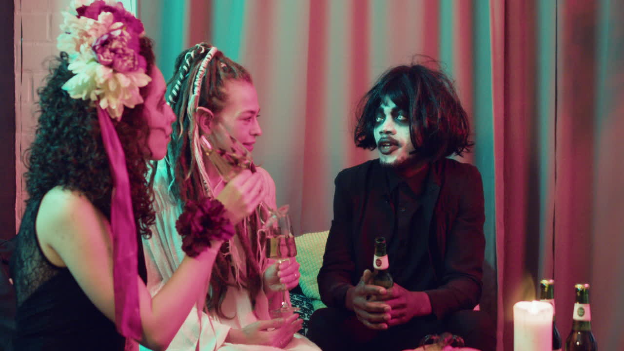 amigos hablando en una fiesta de halloween