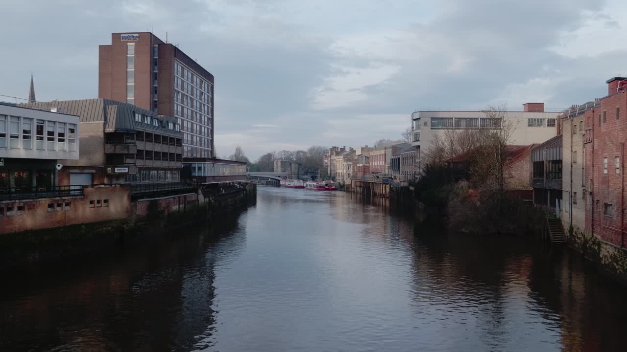 Veduta del fiume Ouse a York con edifici