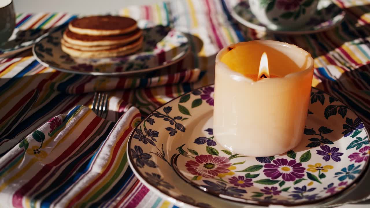 Tavola apparecchiata per la colazione con candela
